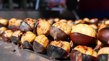 Açık havada taze, kavrulmuş kestanelerin tadını çıkarın..