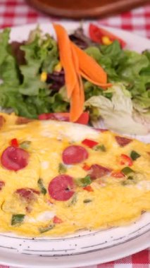 Lezzetli biberli omlet ve taze salatanın tadını çıkarın..