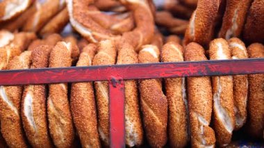 Türkiye 'de işlek bir caddede Altın Simit' in satılmasının keyfini çıkarın.