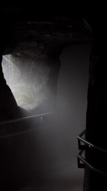 Doğal ışık ve sisin aydınlattığı mağaranın güzelliğine tanık olun..