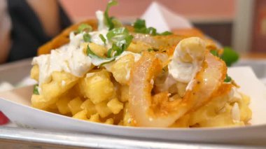 Taze soğan ve soslu patates kızartması..