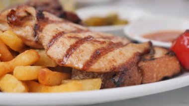 Izgara tavuk, kızarmış patates ve taze sebzelerin tadını çıkarın.