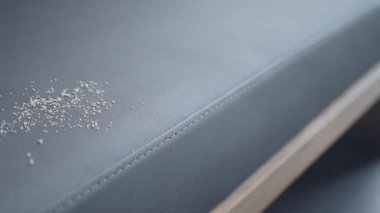 Gri kumaş yüzeyindeki kırıntılar.