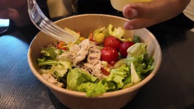 Taze malzemeli sağlıklı bir salatanın tadını çıkarıyorum..