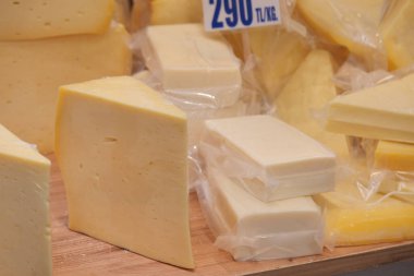 Öğleden sonra bir markette çeşitli peynir türleri düzenlenir..