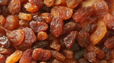 Raisins 'in yavaş çekimi bir tabağa düşer. .