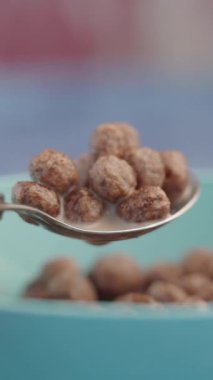 Bir kaşık dolusu mısır gevreğinin sütlü hali..