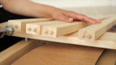 Çekiç ve pervazlarla ahşap mobilya monte etmek.