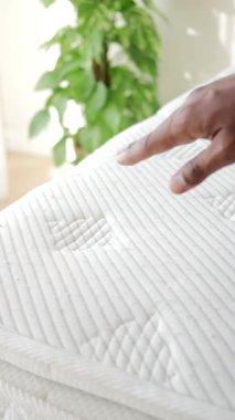 Yumuşak beyaz bir yatağın dokusunu ve tasarımını ayrıntılı olarak inceleyin..