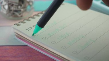 Bir planlayıcı günlük üretkenliği ve odaklanmayı geliştirme görevleri ile güncellenir.