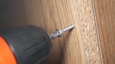 Kolay ve verimli ev onarımı için elektrikli matkap kullanmayı öğrenin.