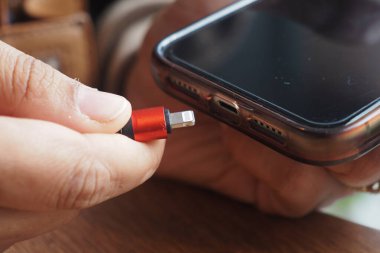 Bir şarj kablosunu akıllı telefona bağlamak .