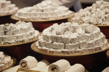 Aroma dolu hareketli bir pazarda Türk zevkinin renkli tepsileri.