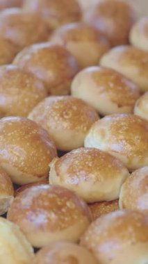 Yumuşak ve altın ekmekler fırından çıkar, eğlenmeye hazırdır..