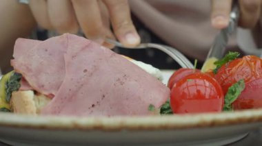 Jambon, yumurta ve taze domatesli doyurucu bir kahvaltı..