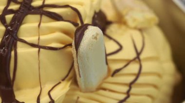 Bu tatlı zengin çikolatayla kaplı kremalı dondurma içeriyor..