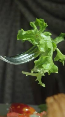 Sıcak bir yemek alanında çataldaki taze yeşil salata..