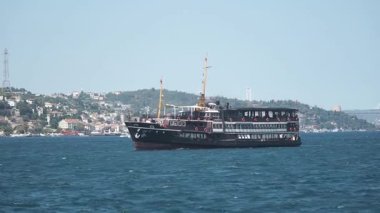 Güzel bir tekne kıyıya yakın berrak sularda süzülüyor..