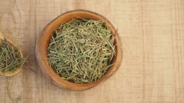 Tahta bir kasede kurutulmuş biberiye..