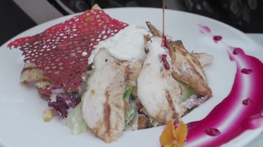 Öğle yemeğinde rengarenk tavuk salatasının tadını çıkarın..