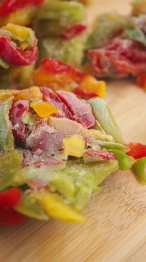 Doğranmış tahtada dondurulmuş taze karışık sebzeler..