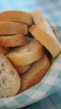 Sıcak bir restoranda bir sepet taze pişmiş ekmeğin tadını çıkar..