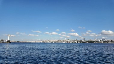 Güzel bir şehir manzarası berrak mavi bir gökyüzünün altında durgun suyun üzerinde ufuk çizgisi..