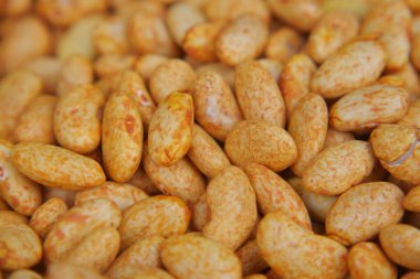 Zengin renkte taze kavrulmuş badem büyük bir seçim gösterir.