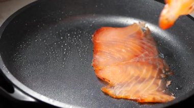 Somon filetoları tavada cızırdıyor, akşam yemeği için lezzetli bir yemek hazırlıyorlar..