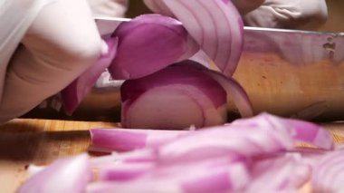 Mutfakta nasıl kırmızı soğan dilimleneceğini kolayca ve hızlıca öğren..