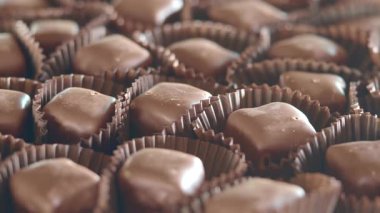 Lezzetli çikolatalar alışverişçiler için şekerci dükkanında güzelce düzenlenir..