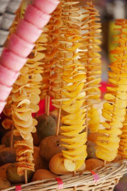 Kalabalık bir markette sergilenen lezzetli patates atıştırmalıkları..