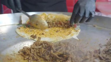 Kalabalık bir pazarda et sarmak.