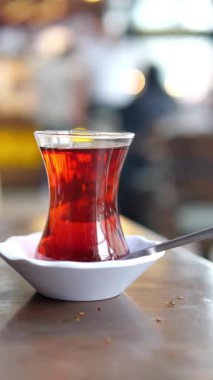 Sıcak bir kafe ortamında taze Türk çayının tadını çıkarıyorum..