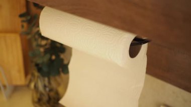 Görevleri temizlemek ve yemek pişirmek için kağıt havlunun nasıl kullanılacağını öğrenin.