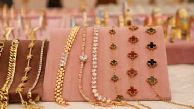 Sersemletici altın ve mücevher koleksiyonu satılık..