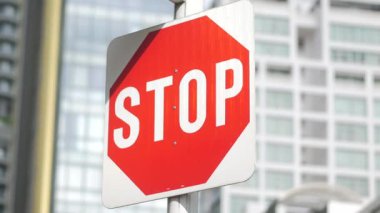 Parlak dur tabelası kentteki modern binalara karşı duruyor..