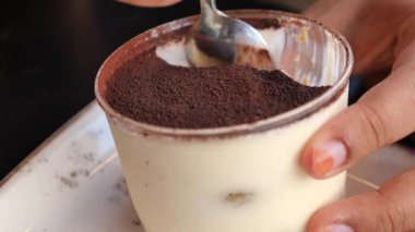 Kahve ve kremayla lezzetli katmanlı tatlı yapıyorum..