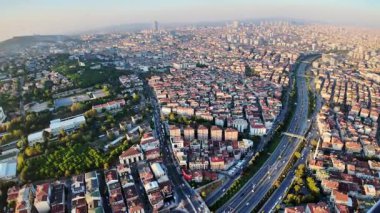 İstanbul 'un göz kamaştırıcı hava manzarası konut alanları ve yoğun bir karayolunu gösteriyor.