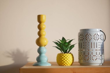 Parlak sarı ve mavi dekorlar bir duvarın yanındaki ahşap masada oturuyorlar..