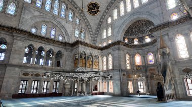 Karmaşık tasarımlarla iç mekanları sersemleten bir cami keşfedin..