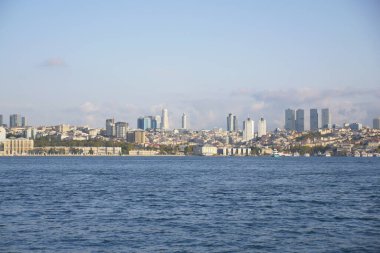 Sakin bir günde hareketli bir şehrin ufuk çizgisi görünür..