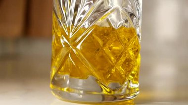 Nefis bir viski kokteyli ile, zengin ve yumuşak tatları karıştırıyorum..