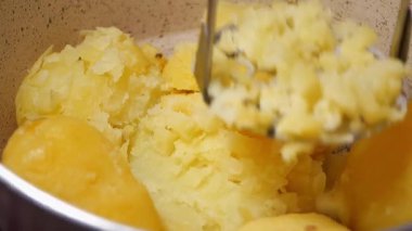 Taze malzemelerle kremalı patates püresi yapmayı öğren..