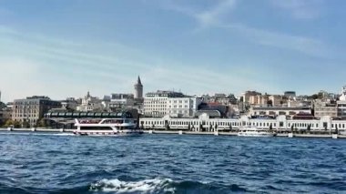 Istanbullar 'ın güzel manzarasının keyfini çıkarın ufuk çizgisi ve denizde kayıklar.