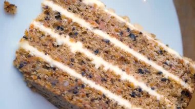 Bu ev yapımı havuçlu kek taze, kabarık ve kremalı kremayla kaplı..