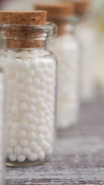 Küçük cam kavanozlarda homeopatik ilaç .