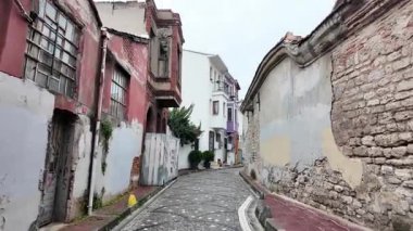 Hareketli binaları ve eşsiz tasarımları olan sakin bir caddeyi keşfedin..