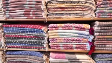 Renkli el yapımı battaniyeler satılık olarak sergileniyor..