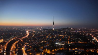 Parıldayan ışıklarla şehrin göz kamaştırıcı bir günbatımı manzarası.
